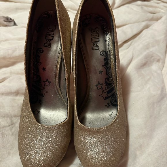 Gold high heels - Picture 3 of 3